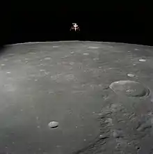 月面に近づくアポロ12号の月着陸船(NASA提供)