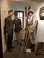 上衣とズボンが同色の濃いOD色の通常の将校制服（左）。濃いOD色上衣とライト・シェード・ドラブ色のズボンを組み合わせた「ピンク・アンド・グリーン」のスタイル（中央）（ルクセンブルク・クレルヴォー（ルクセンブルク語版）のバルジの戦い博物館の展示物）