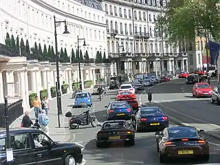 イギリスで最も地価が高い場所の一つベルグレイヴィアの Grosvenor Crescent、2012/5/13