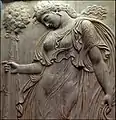 テュルソスを持つマイナデスを描いたローマ時代のレリーフ。紀元後120-140年頃。プラド美術館（マドリッド）所蔵。
