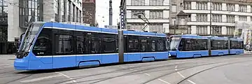 TZ形（2車体連接車・3車体連接車）の連結運転（2023年撮影）