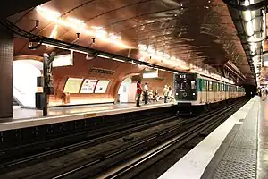 アール・ゼ・メティエ駅に到着するMP59型電車