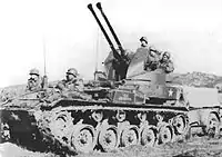 1950年撮影のM19予備弾薬を搭載した1トントレーラーを牽引している