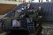 ウェルドックから車両甲板に上がろうとするアメリカ海兵隊のM1A1戦車