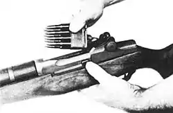 M1ガーランド小銃に銃弾を装填する様子。最終弾を発砲すると、空薬莢と使用済みエンブロック・クリップが自動排出される