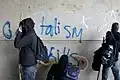 2009年3月、ワシントンD.C.でのイラク戦争抗議の際に壁に落書きをするブラック・ブロック参加者