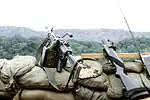 M79(右)とFN MINIMI。ハワード米空軍基地にて。