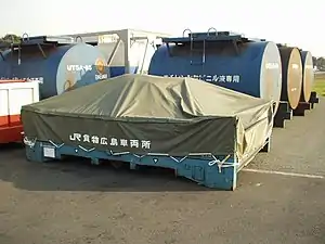 積荷が濡れない様に、付属品の「広島車両所」名入りの専用シートを張った事例。2003年4月7日、大阪(タ)にて撮影。