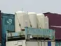 タンク等の異型貨物を輸送するのも得意である。2003年5月17日、大阪(タ)にて撮影。