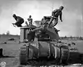 戦車兵用ヘルメットを被る戦車兵(1942年カルフォルニア州サンフランシスコ)
