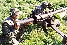 砲弾を装填している、ギリシャ陸軍のM40無反動砲