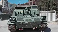M44 正面より戦闘室上には幌が掛けられている。戦闘室前面向かって右側の風防板のある部分が操縦席
