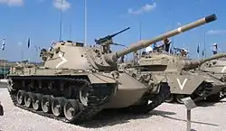 イスラエル国防軍が独自にM48A1/A2の主砲を51口径105mm戦車砲M68に換装したマガフ3。