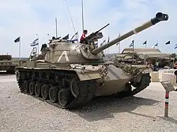 イスラエル国防軍のM48A3。主砲は43口径90mm戦車砲M41のままであるが、キューポラは背の低い物に交換され、M2重機関銃は砲身基部に移設されている。