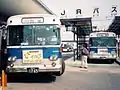 （左）かつて多く在籍していた日野車体のいすゞ車M531-81107
