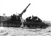 M551シェリダンの整備作業を行うM578装甲回収車