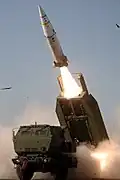 MGM-140 ATACMS地対地ミサイルを発射するHIMARS