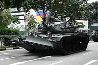 シンガポール軍のM728鋤型地雷処理装置が装着されている