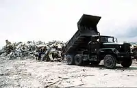 ピナトゥボ火山の大噴火後、瓦礫処理にあたるM817ダンプトラック。1991年。