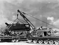 M113を吊り下げるM88。1971年、ベトナム戦争当時。