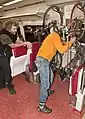 自転車置き場と跳ね上げられた補助席