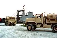 燃料タンクを搭載したM923A2。空気圧調整用パイプの保護板がホイールに装着されている。