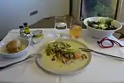 左写真の続き。メインディッシュが出てきた段階。この後に、デザートや食後の飲み物が続く。