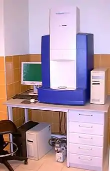 コンパクトな質量分析計の例。