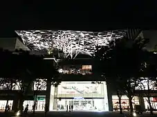 建物上部の「こもれびルーフ」も照らされる（2013年7月）