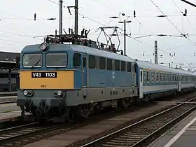 インターシティ列車として運行中のV43型