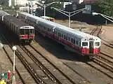 マサチューセッツ湾交通局 01400形電車(右)マサチューセッツ湾交通局レッドライン(英語版)用に1963年に製造された電車。アメリカ合衆国においてTRCとのライセンス契約に基づいて製造された最後の電車で、1994年まで使用された。