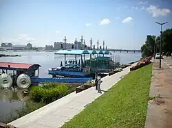 江浜公園を流れる牡丹江(手前側が西安区、対岸は東安区)