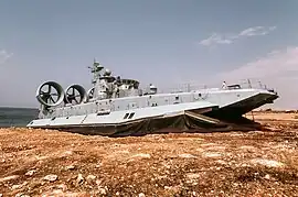 1989年8月4日、アメリカ海軍の出迎えに使用されたMDK-57