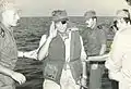 モシェ・ダヤン国防相と海軍司令官ベンヤミン・テレム少将（左端の人物）