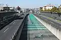 半地下部地上側（名古屋市名東区）。後年、騒音レベルが国の基準を超えたことが判明し、開口部に蓋を取り付ける工事が施工された。両サイドは国道302号。