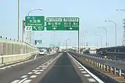 内回り流出部(右は外回り流入部)直進すると名古屋西JCTで名古屋高速と東名阪自動車道に分岐(名二環飛島JCT方面開通前であり開通後と構造が異なる)