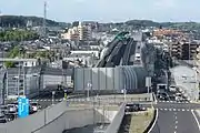 名古屋市緑区の県道36号との交差部を望む。名二環東南部の主要道路交差部は地上に出て跨ぐ構造。