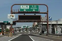 名二環入口料金所。東名出口後方に名二環料金所を配置している。