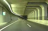 半地下区間の非常駐車帯