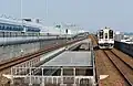 勝川IC - 山田西IC間では東海交通事業城北線と並行する(味美駅)。
