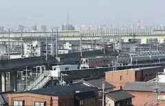 勝川駅から名古屋駅方面(画像手前の駅は東海交通事業城北線の勝川駅であり、中央本線の勝川駅は左側の画像外に位置している。)