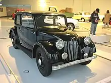 1934年: W23（英語版）（130）。初期の例外で、リアエンジン車であるため車体前部にラジエーターがないため、マスコットを直立させずボンネット表面に沿って置いている。
