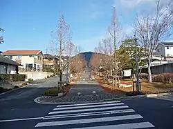 スカイレールタウンみどり坂の街並み。みどり中央駅北口前にて。