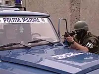 ミニUZIを構えるルーマニア陸軍第265憲兵大隊の隊員（2004年5月5日、イラク）