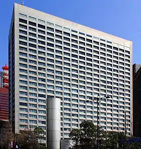 2012年3月撮影。手前の円筒形の塔は地域熱供給の排気塔