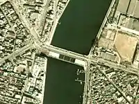 1974年。上流側が旧橋、下流側が施工中の現橋。
