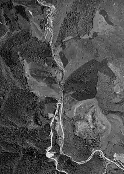旧集落が現存するダム建設前の空中写真(国土地理院 1961年撮影)。撮影当時は、県道21号線がまだ無かった頃である。