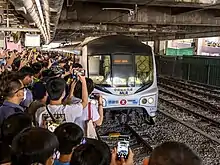 特定形式の車両の全廃・運用終了の例香港MTR東鉄線MLR列車のさよなら運転（2022年5月、沙田駅にて撮影）