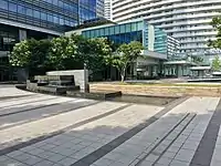 水が段々に流れる水景設備も