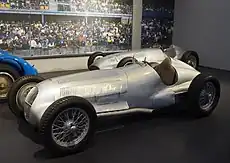 W125ヒルクライム仕様(1939年、ラング車)。ヒルクライム用車両なので、バックミラーは不要となるため取り外され、前部左右のラジエーター開口部が廃止され、排気管も短縮されている等、グランプリ用のW125とは外観に違いがある。